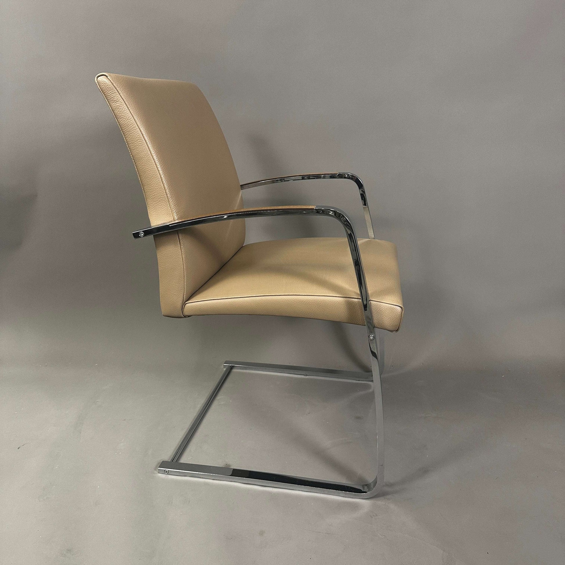 Spiegels Tano Freischwinger Stuhl aus cremefarbenem Leder mit Stahlgestell und Holzarmlehnen
