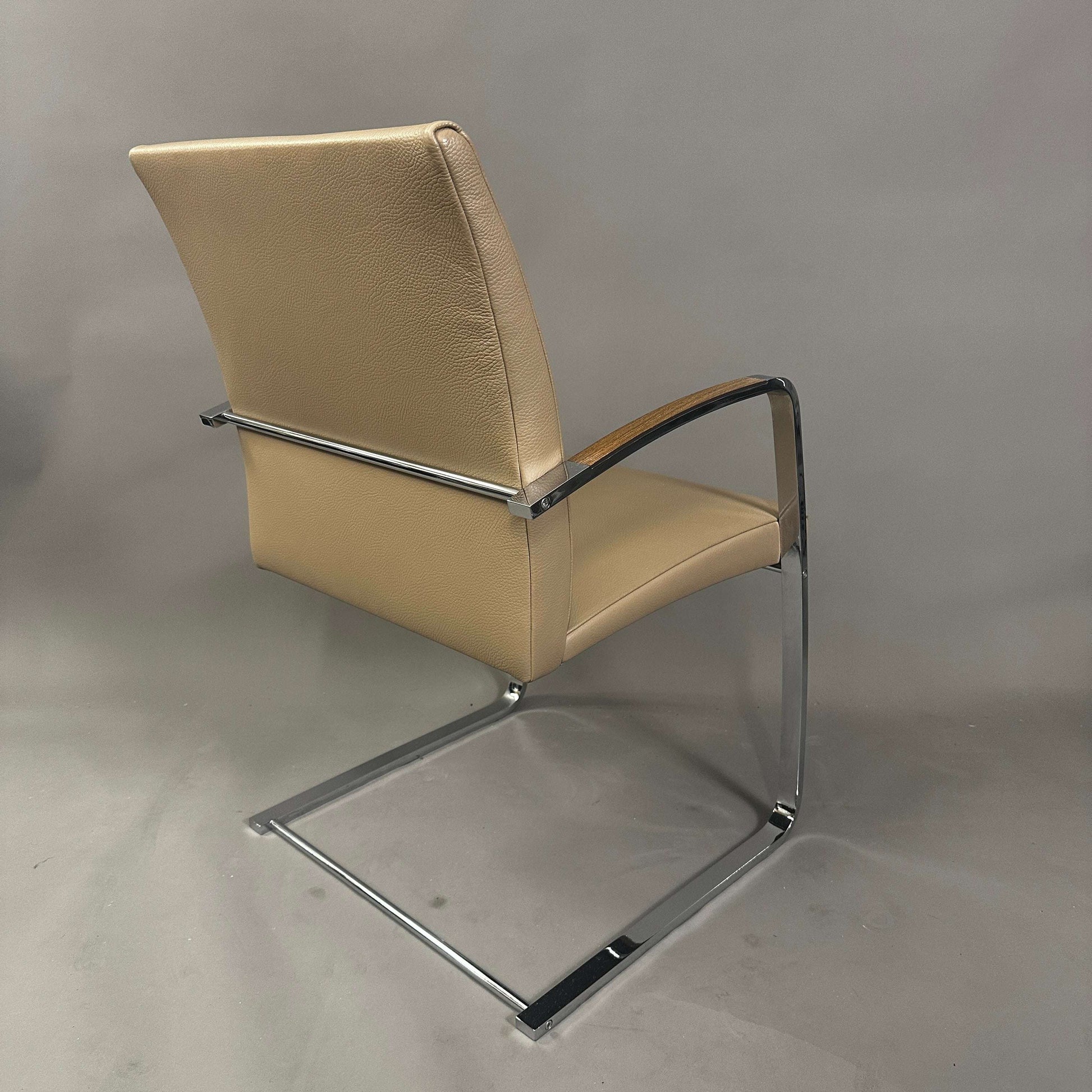 Spiegels Tano Freischwinger Stuhl aus cremefarbenem Leder mit verchromtem Stahlgestell und Holzarmlehnen