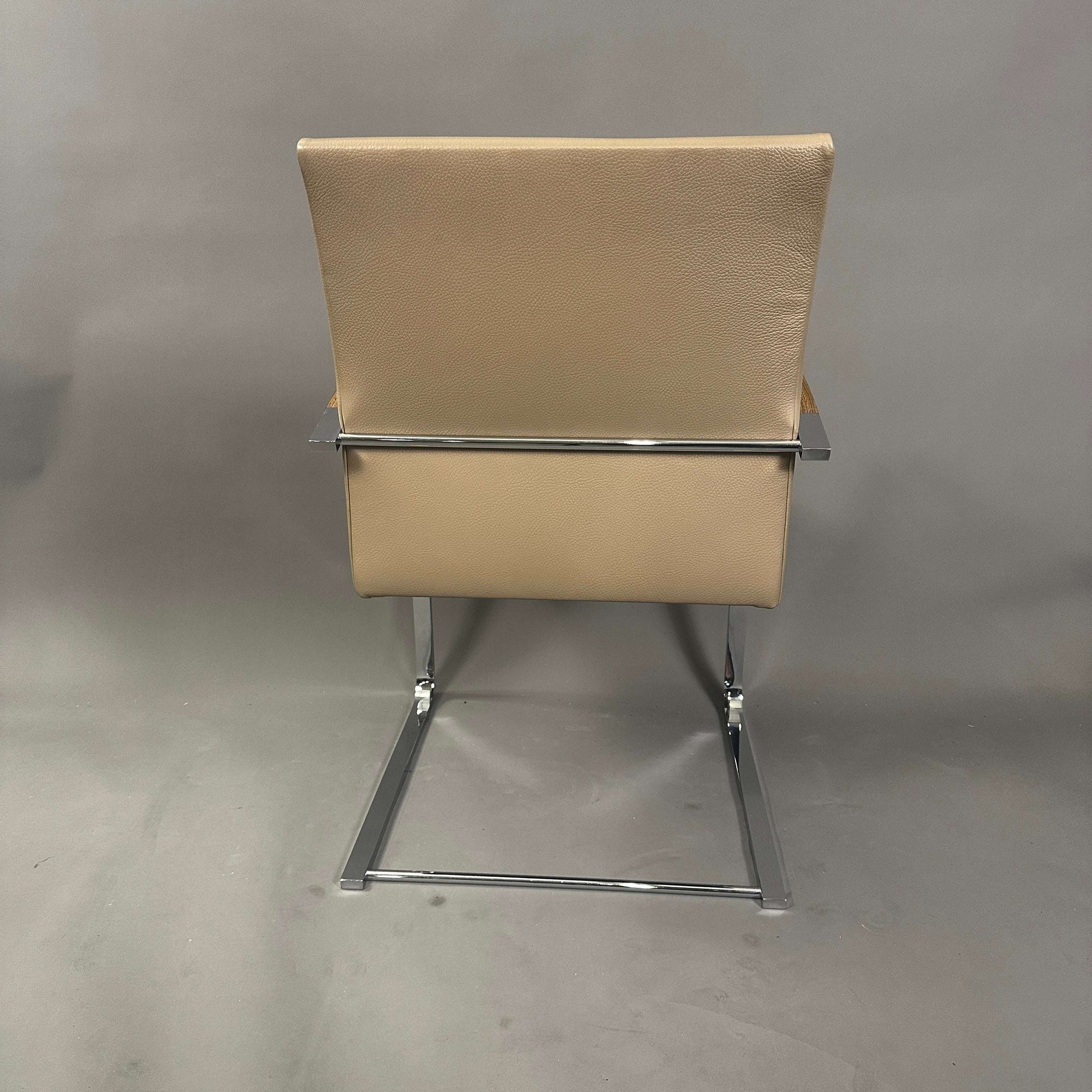 Spiegels Tano Freischwinger Stuhl aus cremefarbenem Leder mit verchromtem Stahlgestell und Holzarmlehnen, Rückansicht