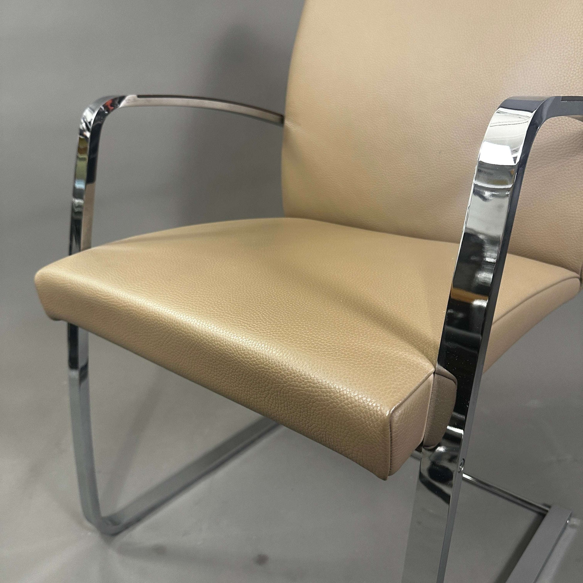 Spiegels Tano Freischwinger Stuhl aus cremefarbenem Leder mit verchromtem Stahlgestell und Holzarmlehnen
