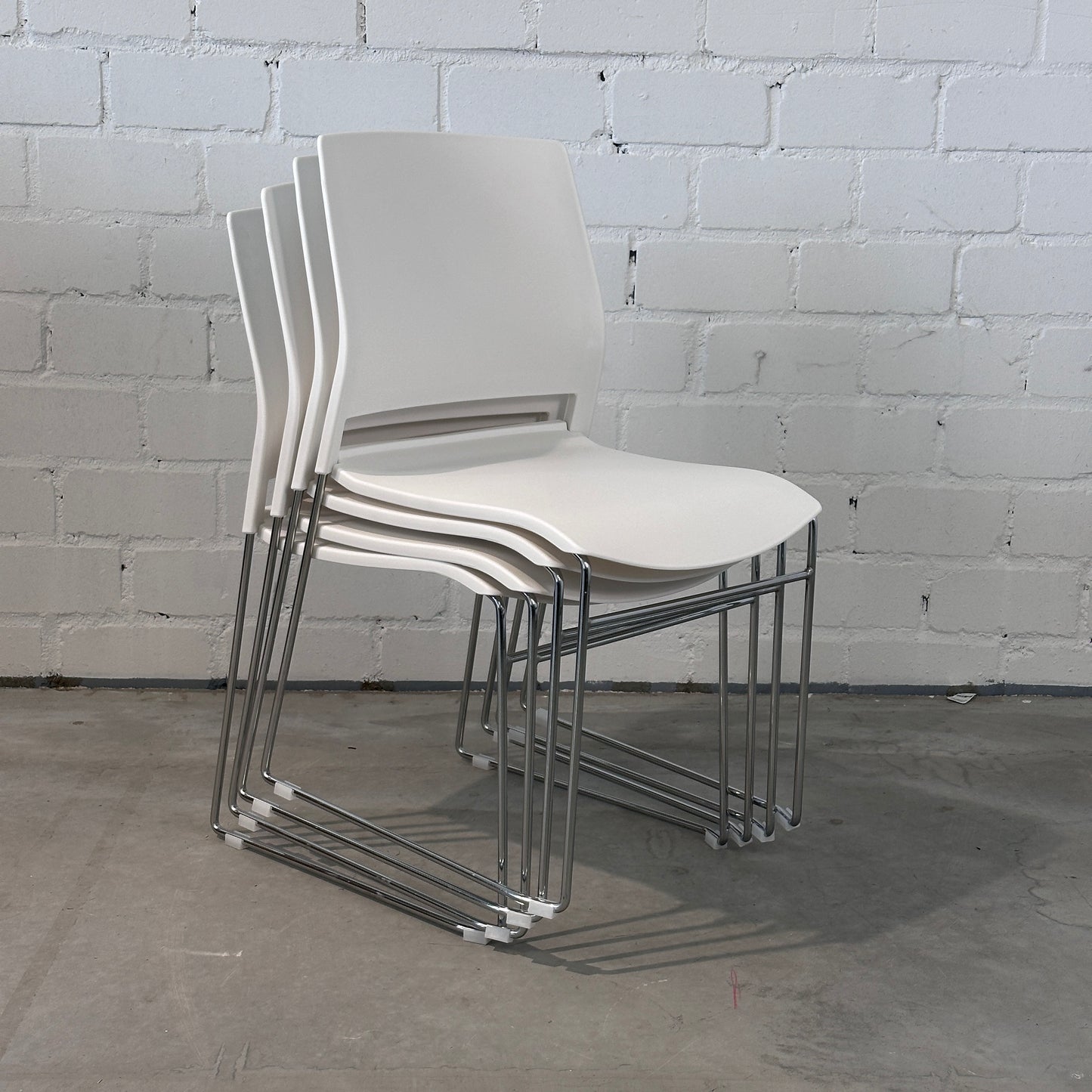 Stapelstuehle_weiss_chrom_gestapelt