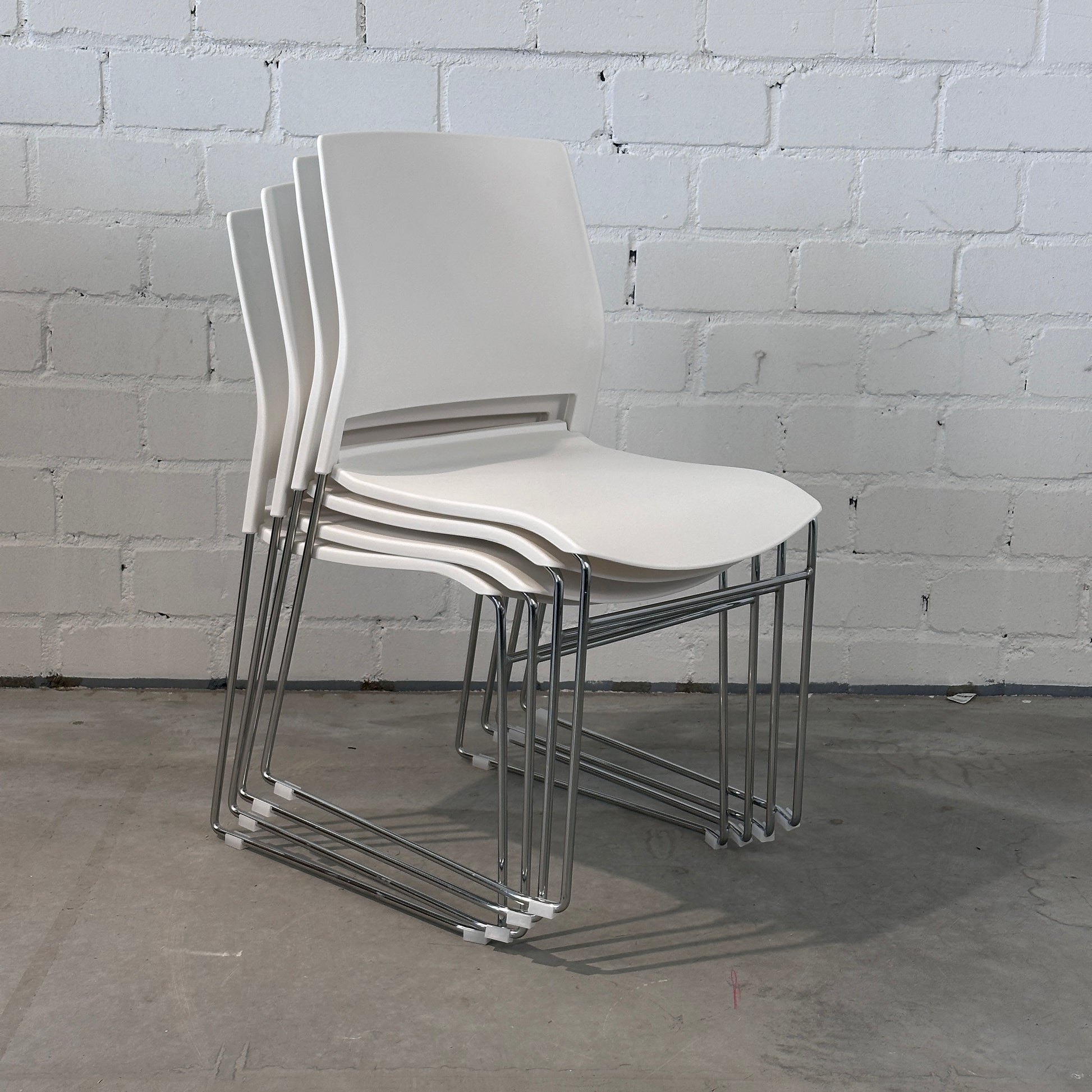 Stapelstuehle_weiss_chrom_gestapelt