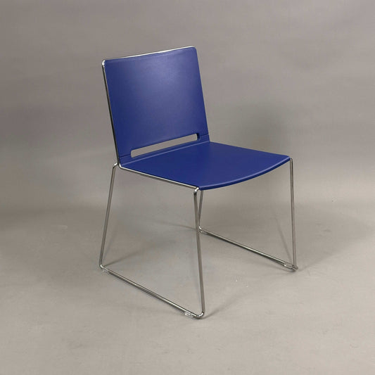 Blue Stapelstuhl Serie8000 stacking chair with chrome metal frame on gray background