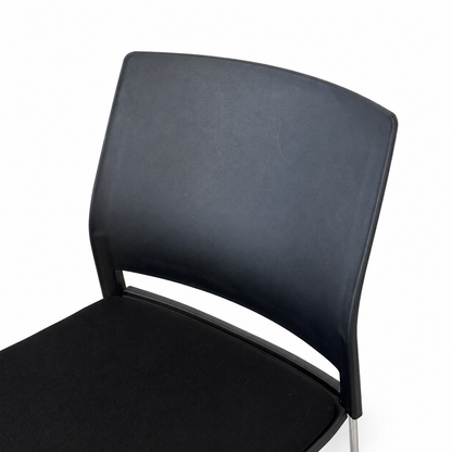Stapelstuhl schwarz/Chrom gepolstert