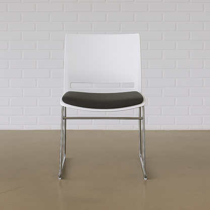 Stapelstuhl weiß/Chrom gepolstert [SONDERPOSTEN NEUWARE]