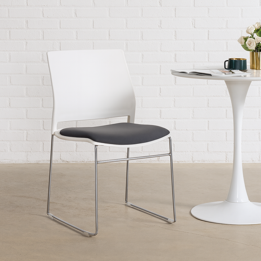 Stapelstuhl weiß/Chrom gepolstert [SONDERPOSTEN NEUWARE]