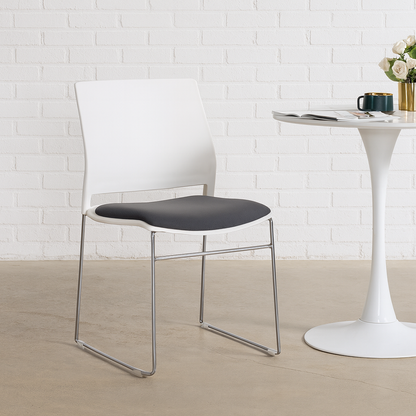 Stapelstuhl weiß/Chrom gepolstert [SONDERPOSTEN NEUWARE]