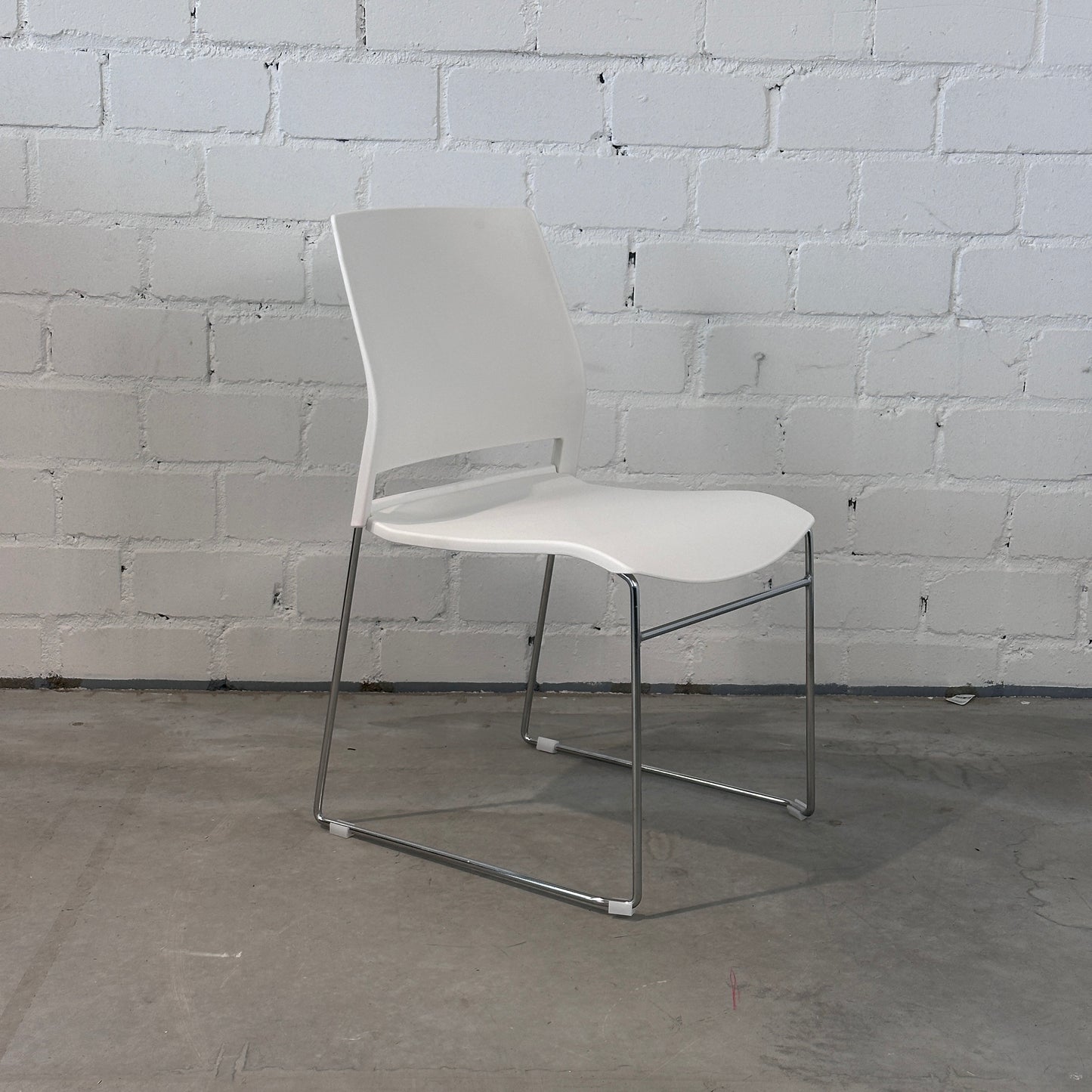 Stapelstuhl_weiss_Chrom_1