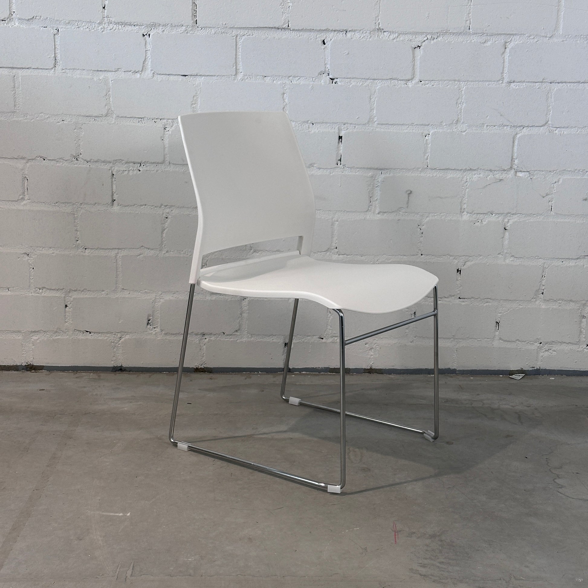Stapelstuhl_weiss_Chrom_1