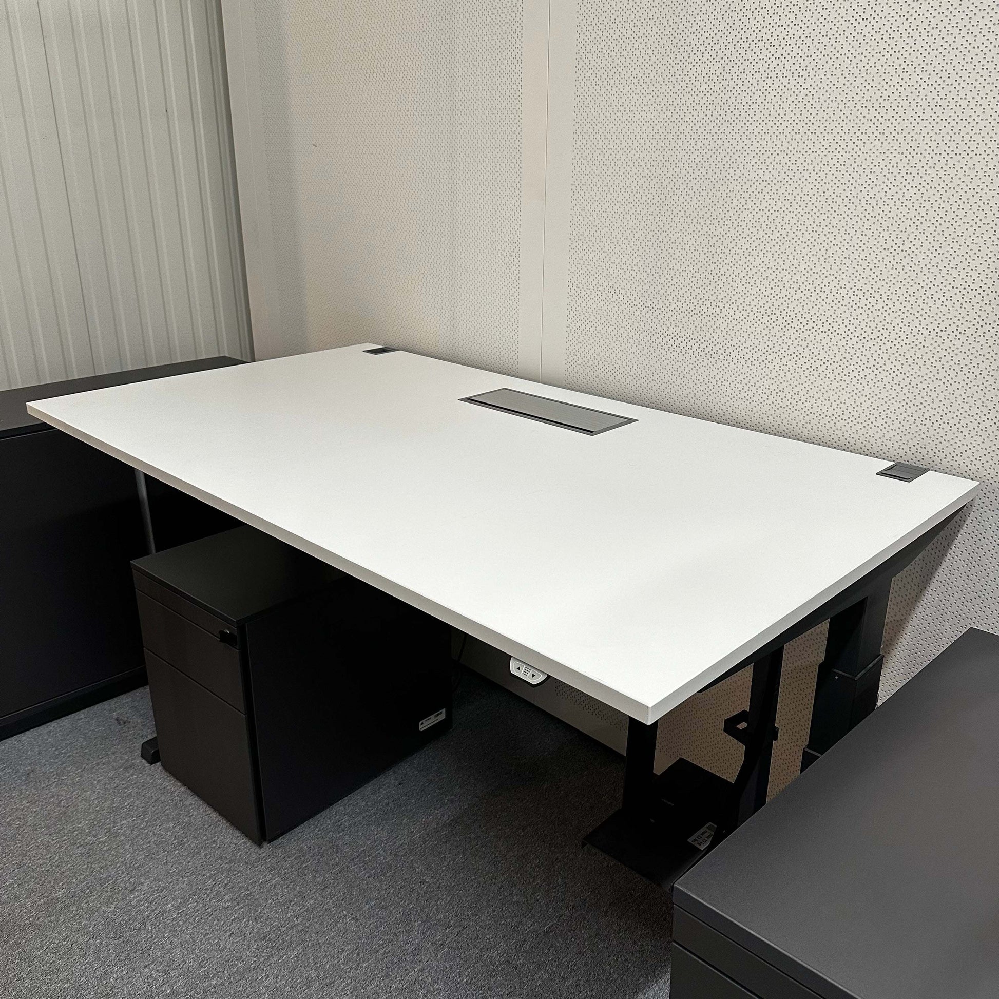 Steelcase Activa Lift electric height-adjustable desk with white 160x80cm tabletop and anthracite frame