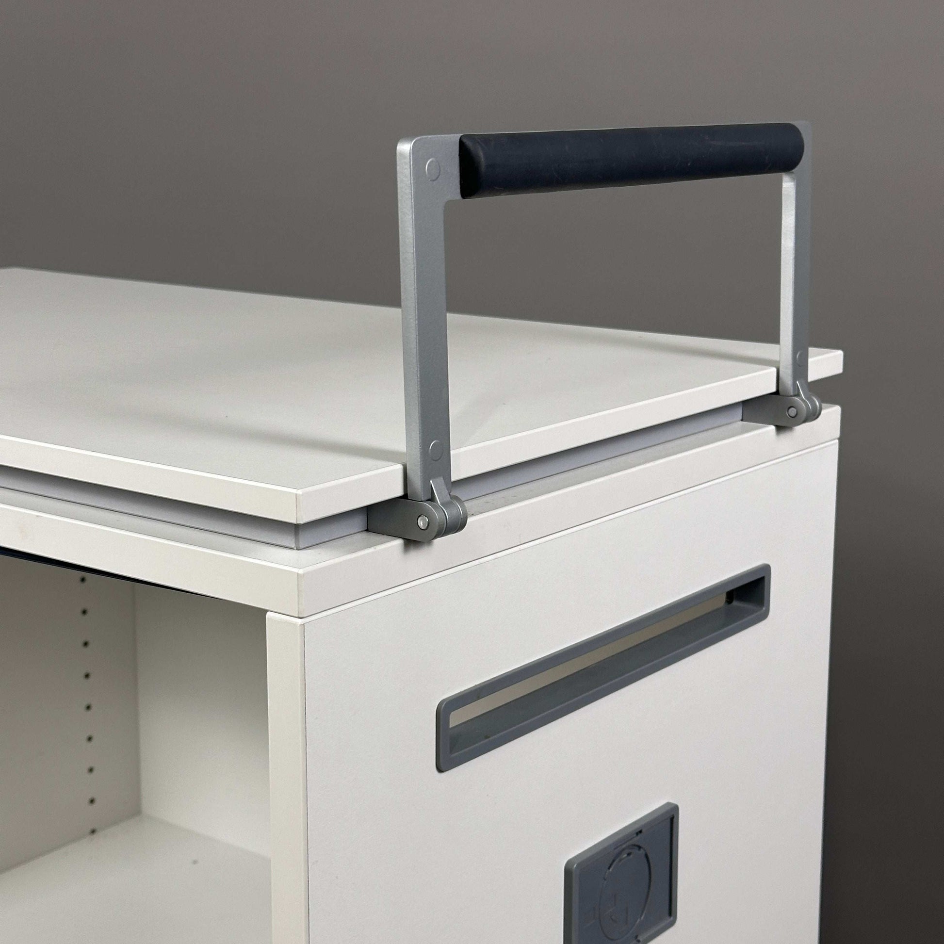 Weißer Steelcase Aktencaddy Rollschrank Moby 2 mit Griff und Briefeinwurf, abschließbar, moderner Bürocaddy in minimalistischer Optik