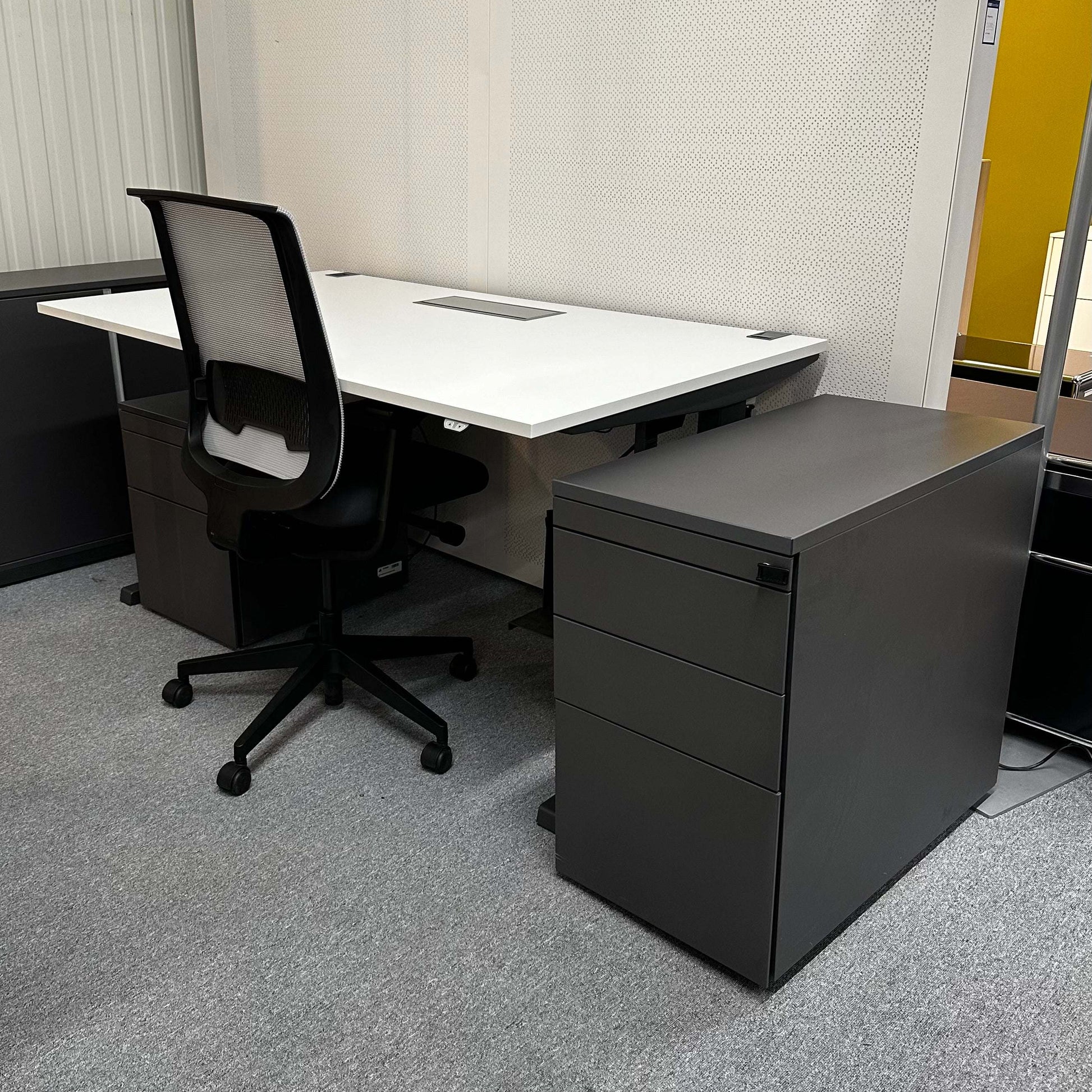Steelcase Anstellcontainer anthracite wood mobile pedestal with three drawers next to office desk and black mesh chair