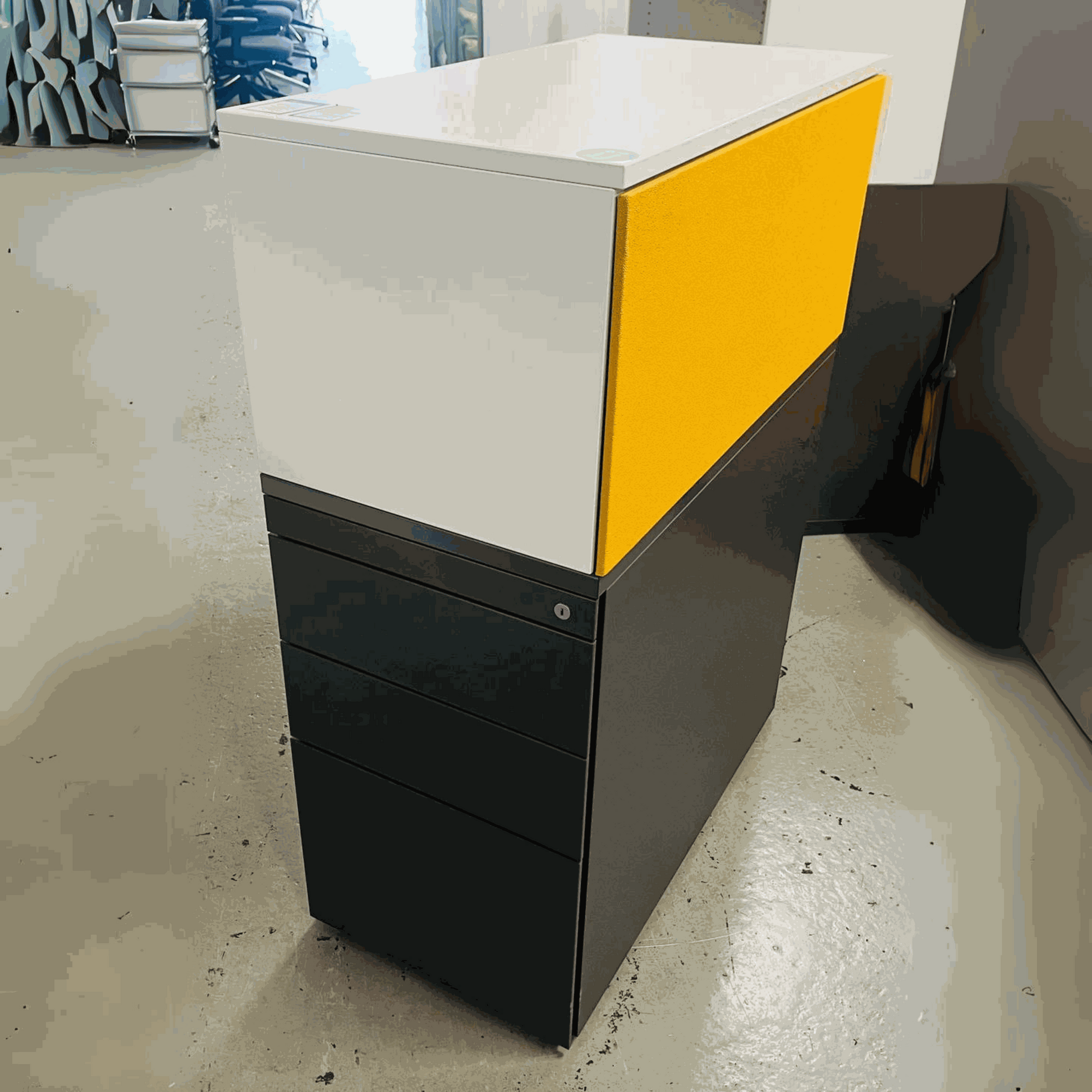 Steelcase Anstellcontainer with anthracite and white wood body, yellow 1 OH top attachment, dimensions 80x42x110.5 cm.