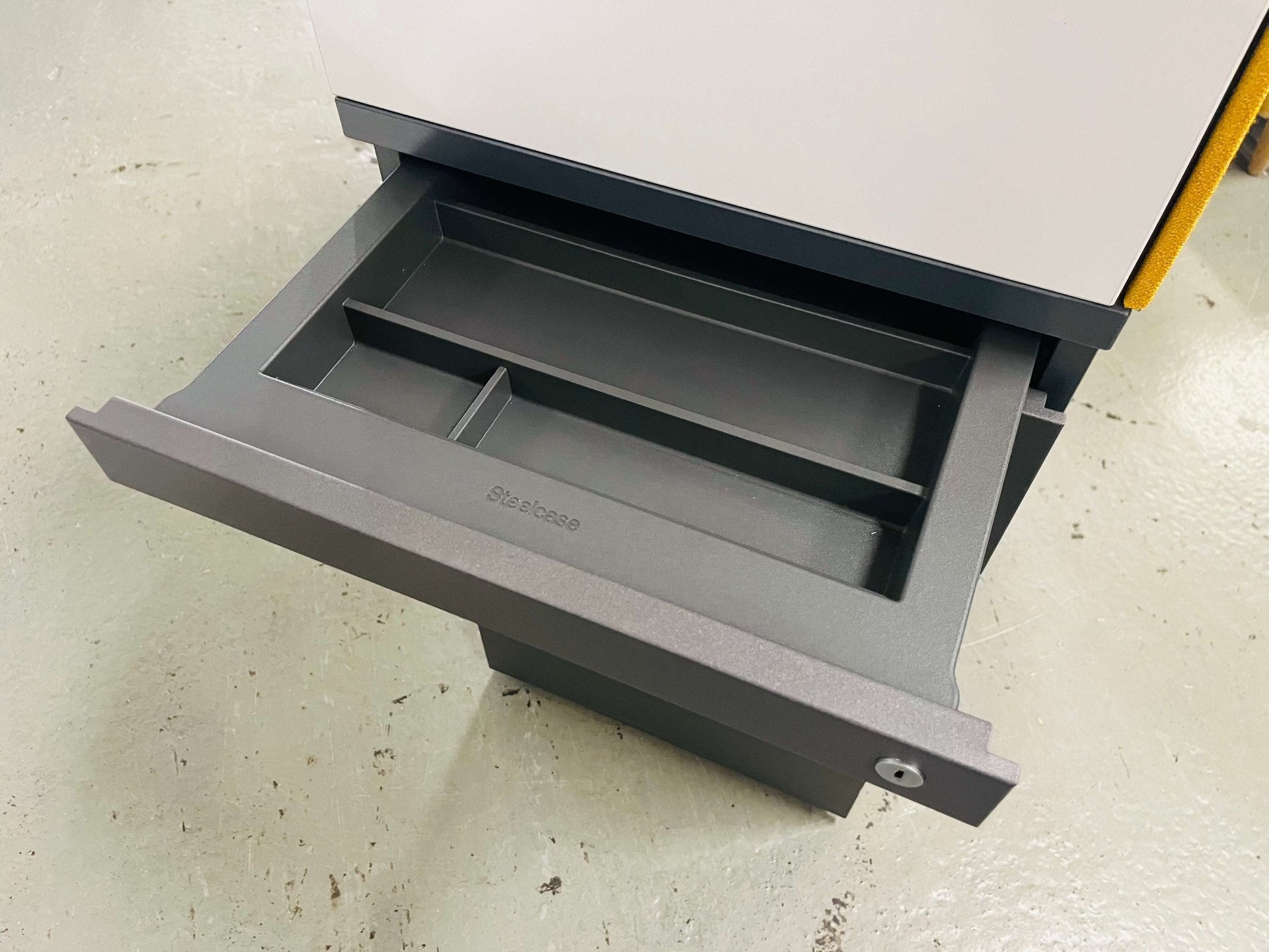 Steelcase Anstellcontainer with anthracite wood body, white top unit, open drawer showing compartments, dimensions 80x42x110.5 cm