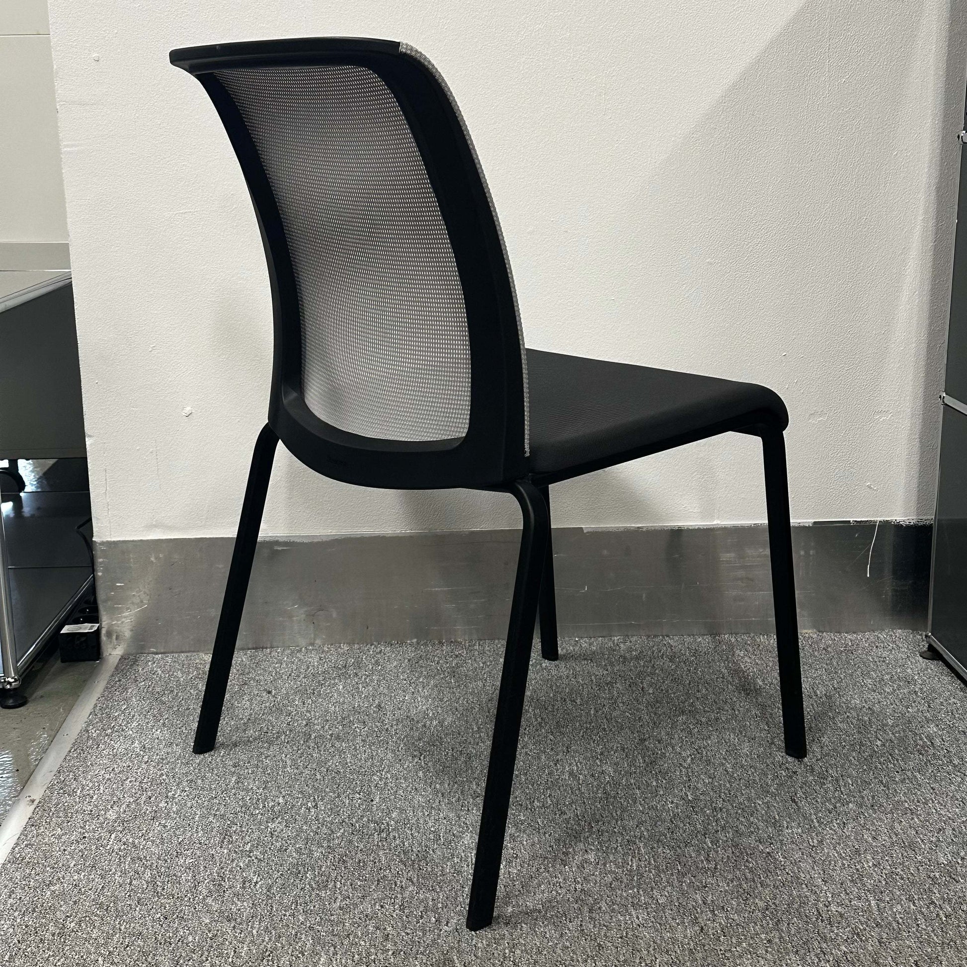 Steelcase Eastside Stapelstuhl modern black stackable chair with mesh backrest and metal legs