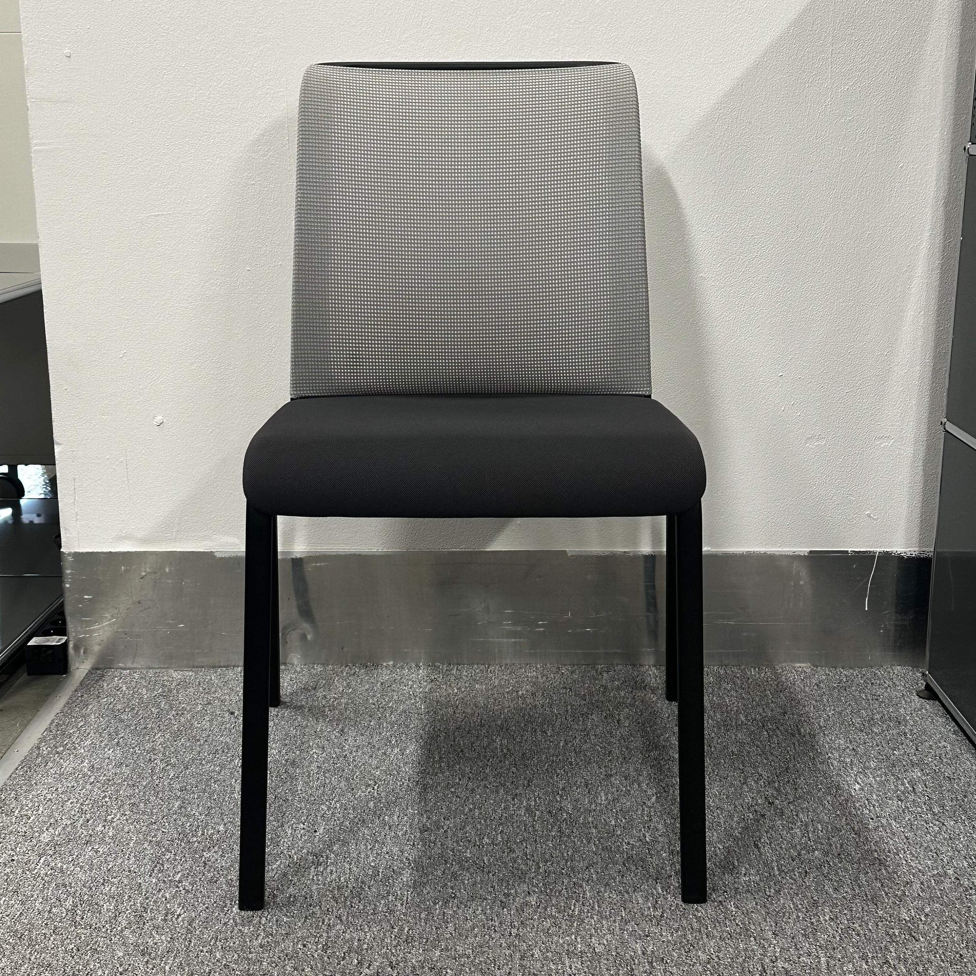 Steelcase Eastside stapelstuhl with grey backrest and black seat, modern stackable office chair