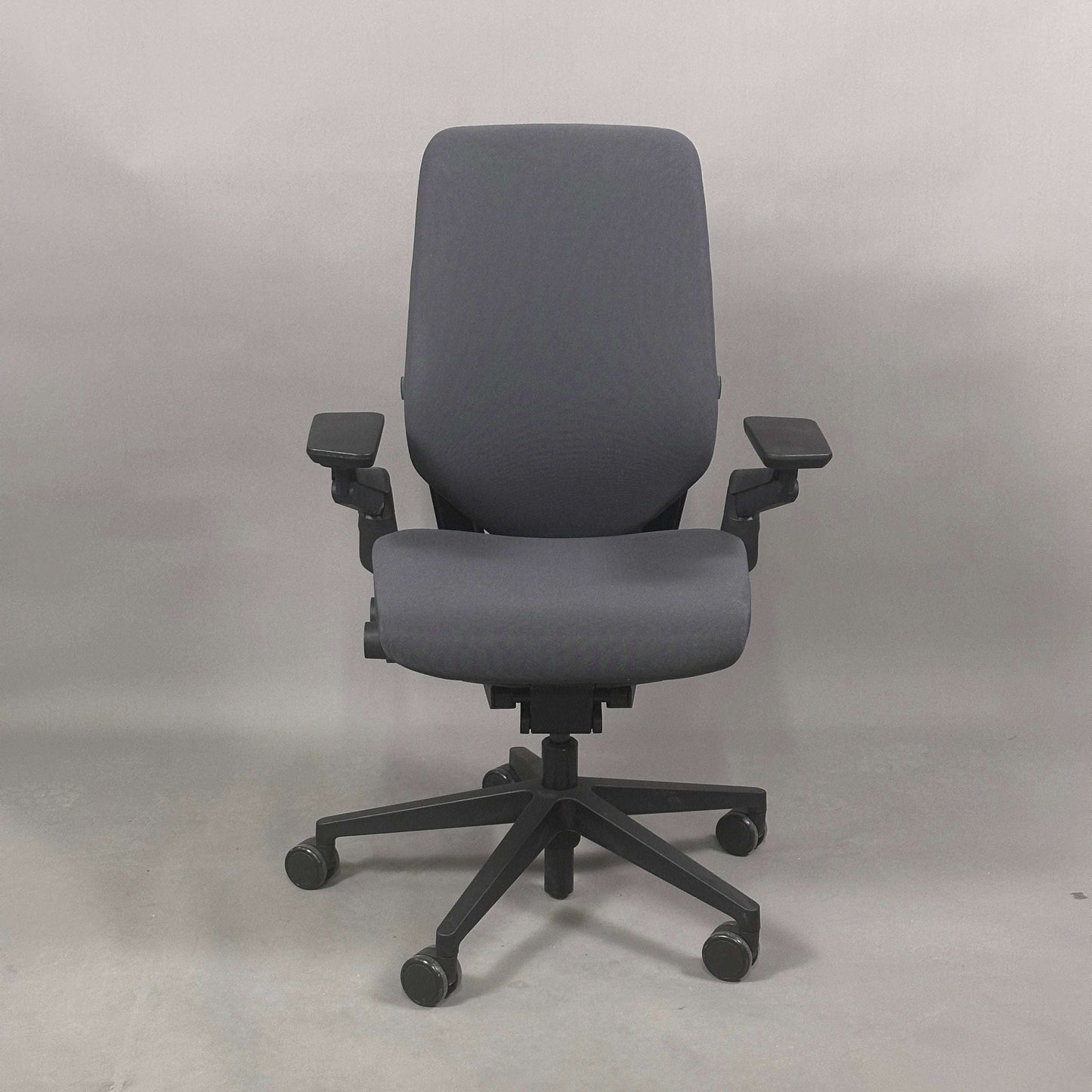 ergonomischer Steelcase Gesture Eco Pack Bürostuhl anthrazit mit verstellbaren Armlehnen und Sitzhöhe