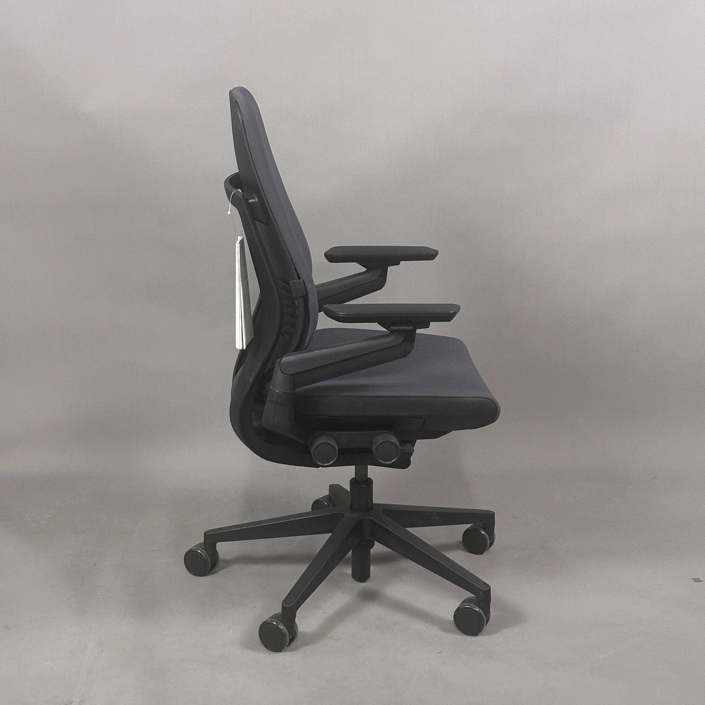 Steelcase Gesture Eco Pack ergonomischer Bürostuhl anthrazit mit schwarzem Fußkreuz und verstellbaren Armlehnen