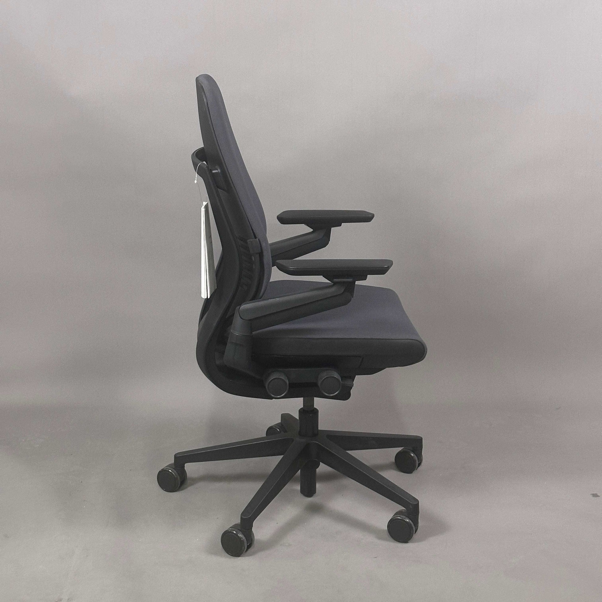 Steelcase Gesture Eco Pack ergonomischer Bürostuhl anthrazit mit schwarzem Fußkreuz und verstellbaren Armlehnen
