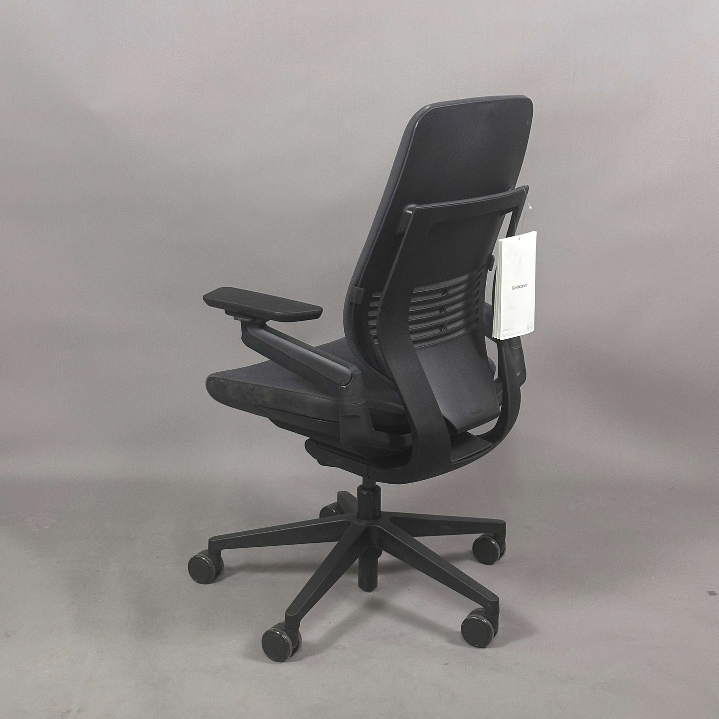 Moderner Steelcase Gesture Eco Pack Bürostuhl in Anthrazit mit schwarzen Fußkreuz und ergonomischen Funktionen