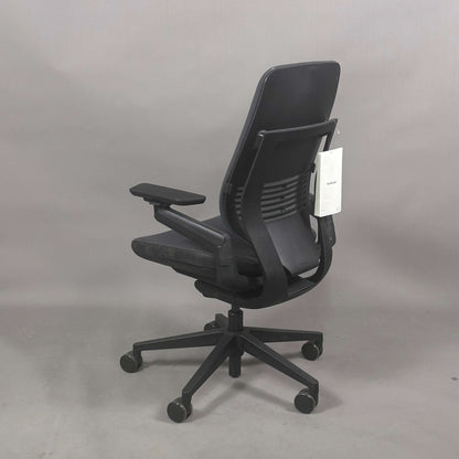 Moderner Steelcase Gesture Eco Pack Bürostuhl in Anthrazit mit schwarzen Fußkreuz und ergonomischen Funktionen