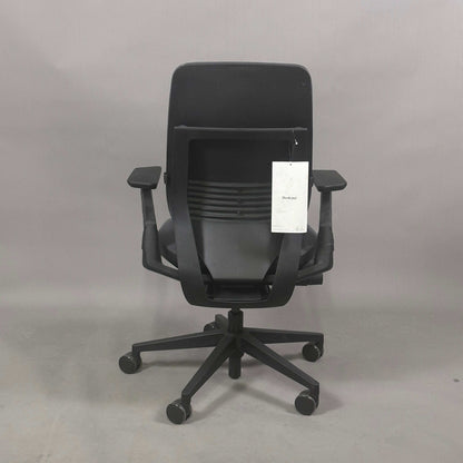 Steelcase Gesture Eco Pack Bürostuhl anthrazit mit schwarzem Fußkreuz und ergonomischer Rückenlehne von hinten