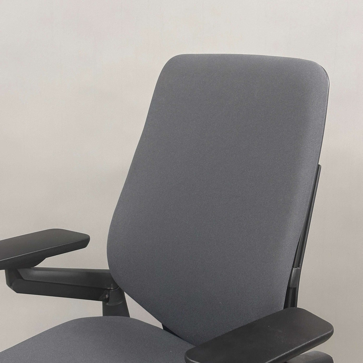 Steelcase Gesture Eco Pack Bürostuhl in Anthrazit mit verstellbarer Sitzhöhe und 360 Grad Armlehnen