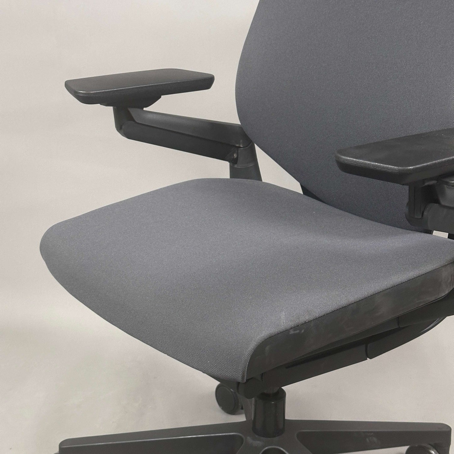 Steelcase Gesture Eco Pack ergonomischer Bürostuhl in Anthrazit mit verstellbaren Armlehnen und Sitzfunktionen