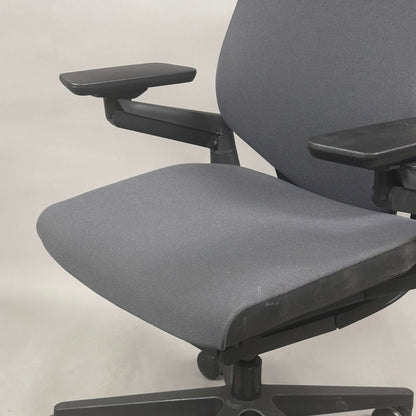 Steelcase Gesture Eco Pack ergonomischer Bürostuhl in Anthrazit mit verstellbaren Armlehnen und Sitzfunktionen