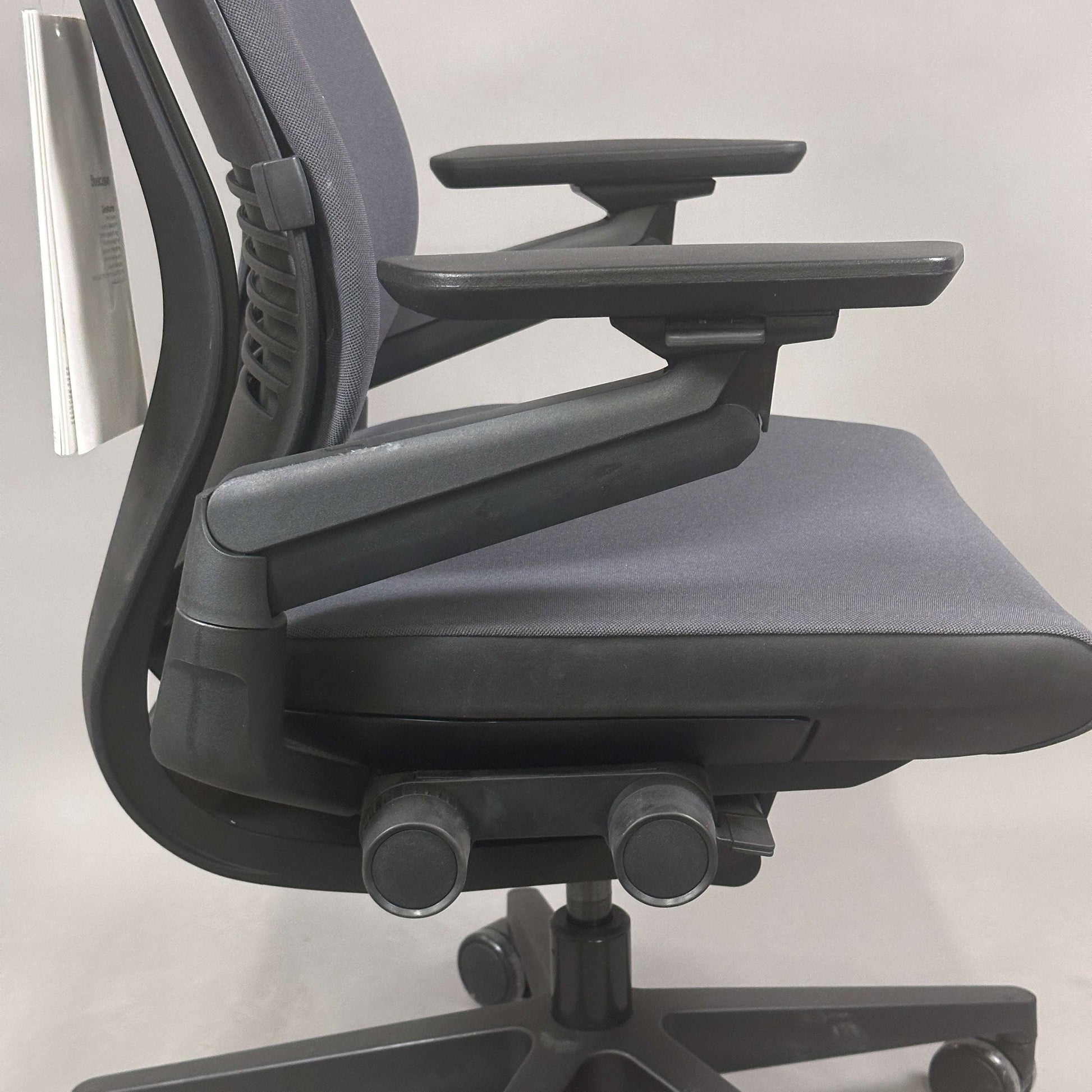 Steelcase Gesture Eco Pack ergonomischer Bürostuhl Anthrazit mit verstellbaren Armlehnen und Sitzhöhe