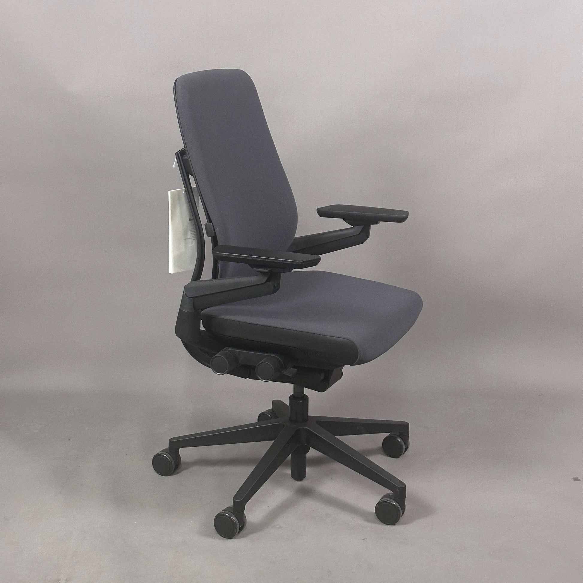 Steelcase Gesture Eco Pack Bürostuhl anthrazit mit schwarzem Fußkreuz und verstellbaren Armlehnen