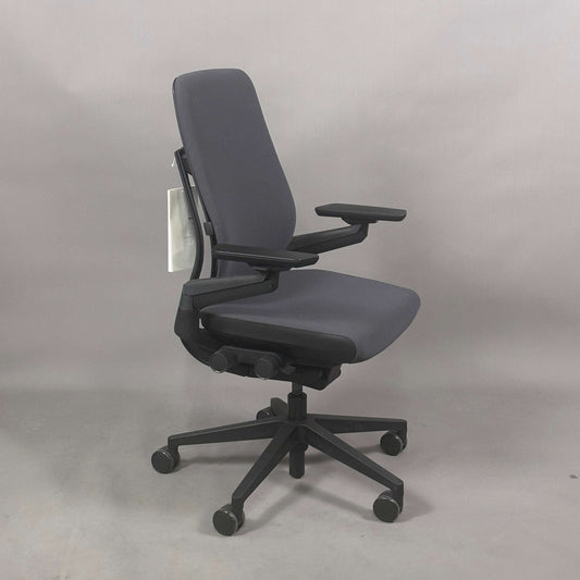 Steelcase Gesture Eco Pack Bürostuhl anthrazit mit schwarzem Fußkreuz und verstellbaren Armlehnen
