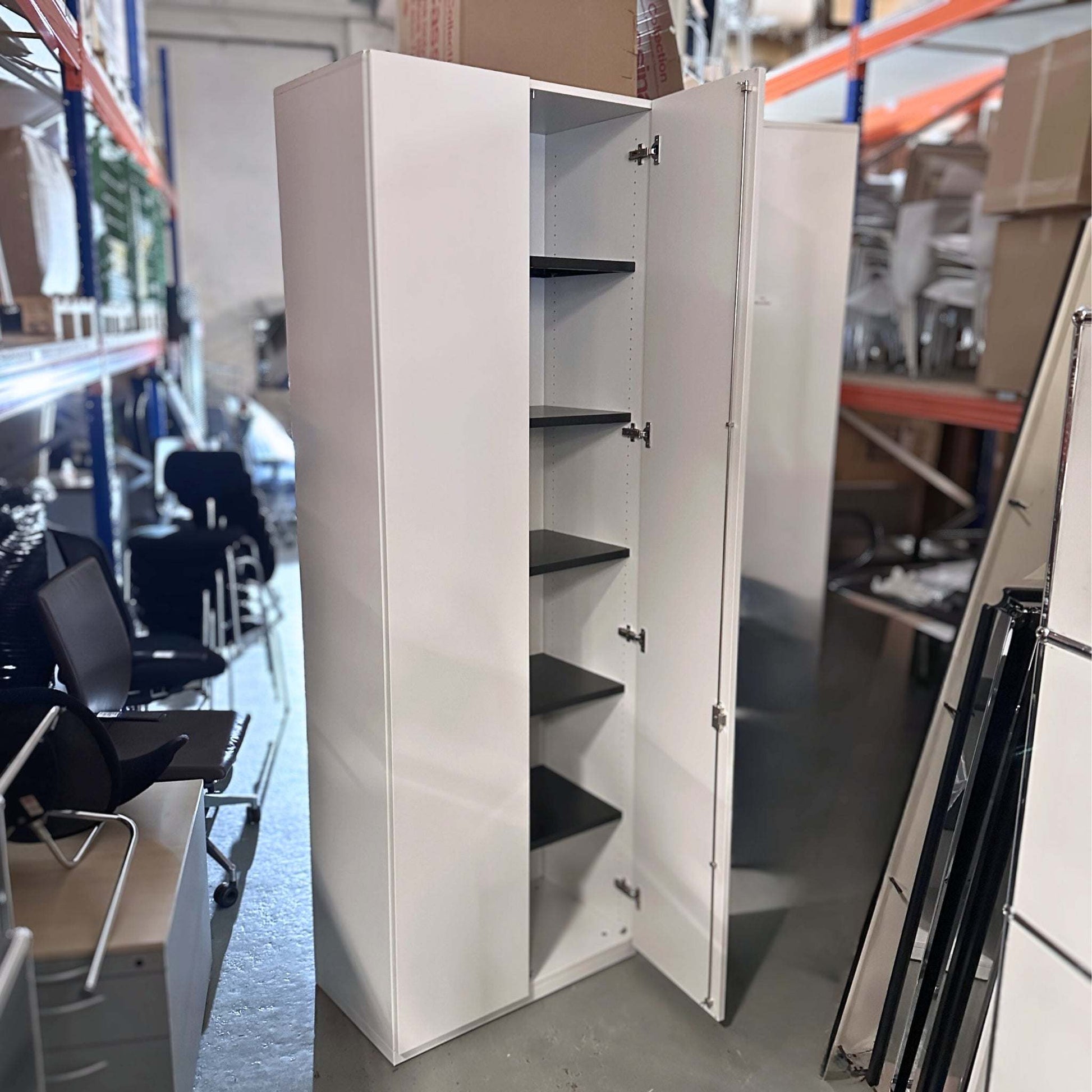Steelcase Klapptürenschrank 6OH weiß mit Metall-Einlegeböden, abschließbar, 220x80x45 cm, Bürocontainer mit offenem Türfach und anthrazitfarbenen Einlegeböden
