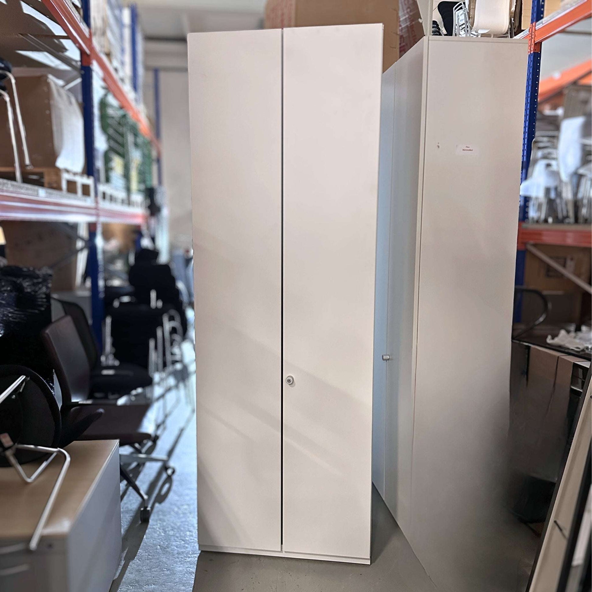 weiß-grauer Steelcase Klapptürenschrank 6OH mit Metall-Einlegeböden und abschließbarer Tür im Lagerraum