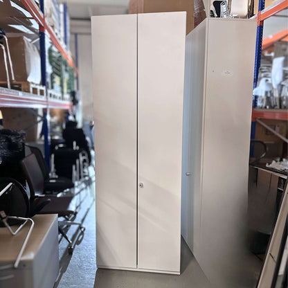 weiß-grauer Steelcase Klapptürenschrank 6OH mit Metall-Einlegeböden und abschließbarer Tür im Lagerraum
