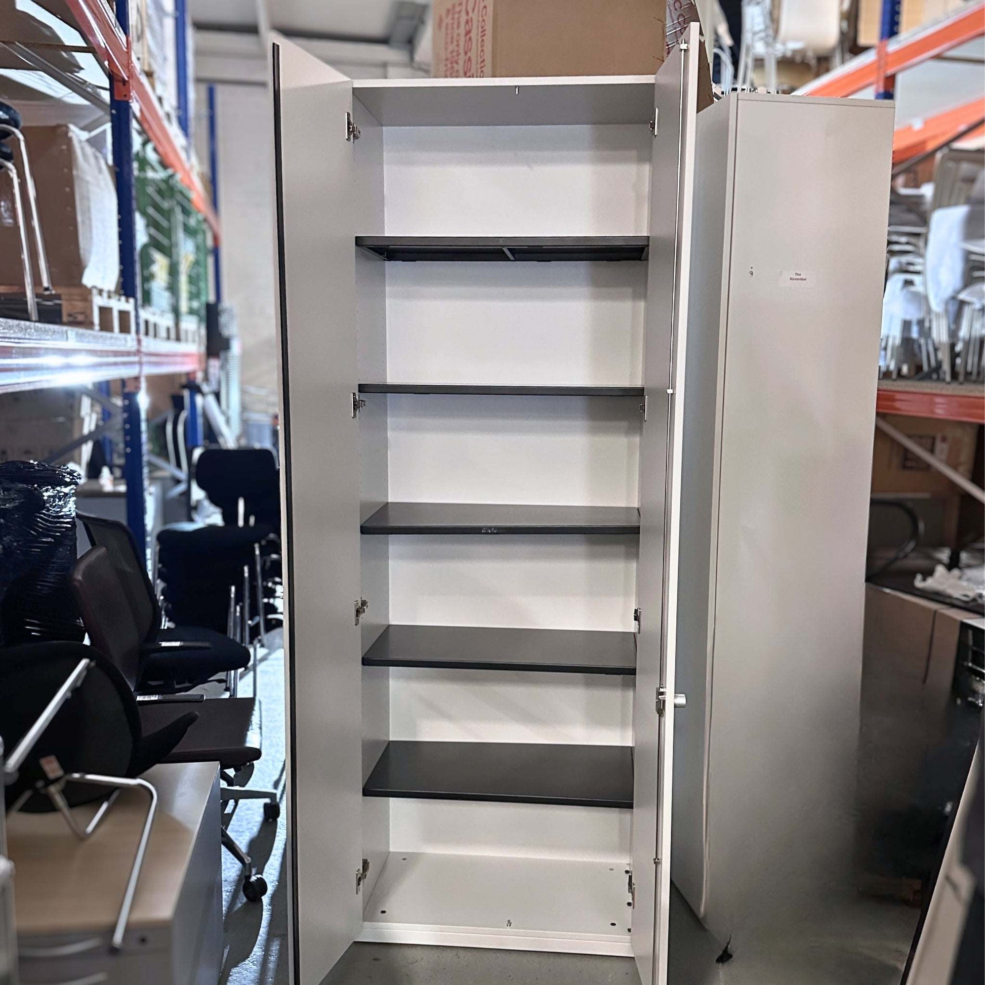 Steelcase Klapptürenschrank 6OH weiß mit Metall-Einlegeböden und abschließbarer Tür, 220x80x45 cm, weiß und lichtgrau, anthrazitfarbene Einlegeböden