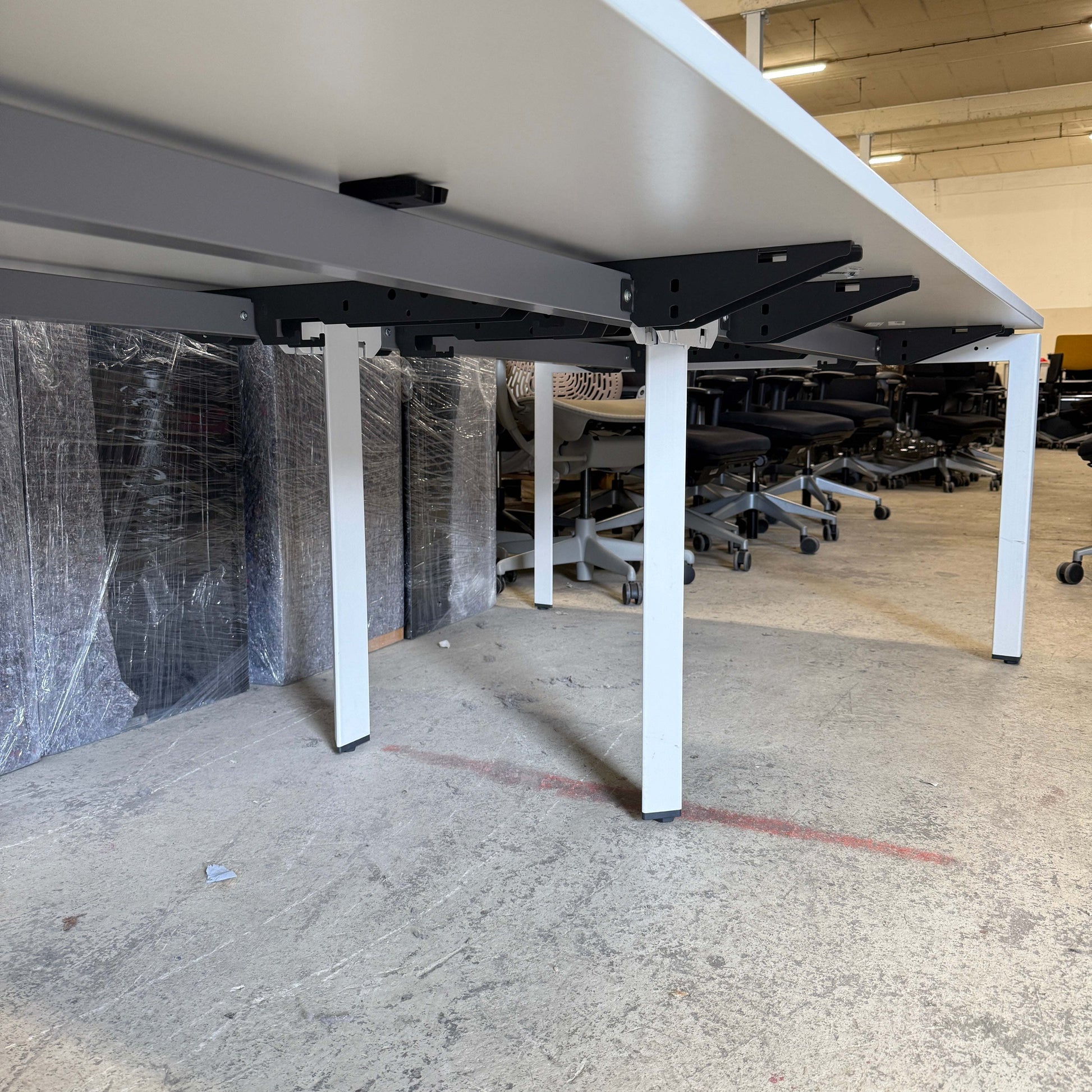 moderner Steelcase Konferenztisch 240x120cm mit weißen Tischbeinen für 6-8 Personen