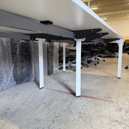 moderner Steelcase Konferenztisch 240x120cm mit weißen Tischbeinen für 6-8 Personen