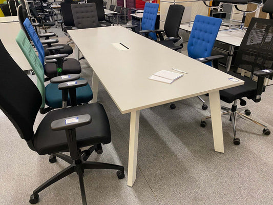 Steelcase Konferenztisch with light grey top and white metal legs, 300cm by 100cm, surrounded by office chairs in a showroom.
