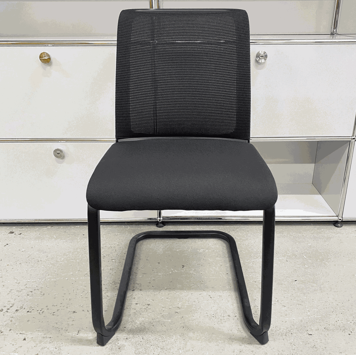 Steelcase Northside Besprechungsstuhl black padded back and seat meeting chair with black frame, stackable design
