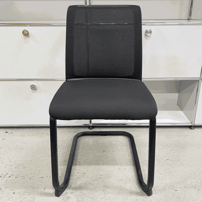 Steelcase Northside Besprechungsstuhl black padded back and seat meeting chair with black frame, stackable design