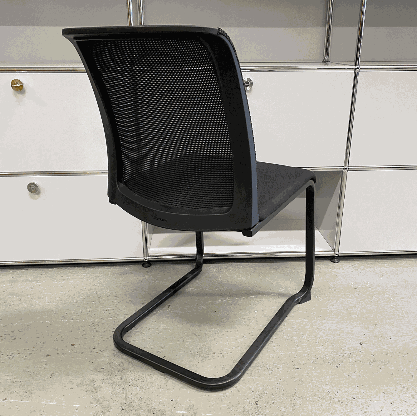 Steelcase Northside Besprechungsstuhl black mesh back meeting chair with stackable black frame