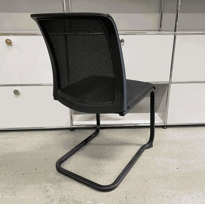 Steelcase Northside Besprechungsstuhl black mesh back meeting chair with stackable black frame
