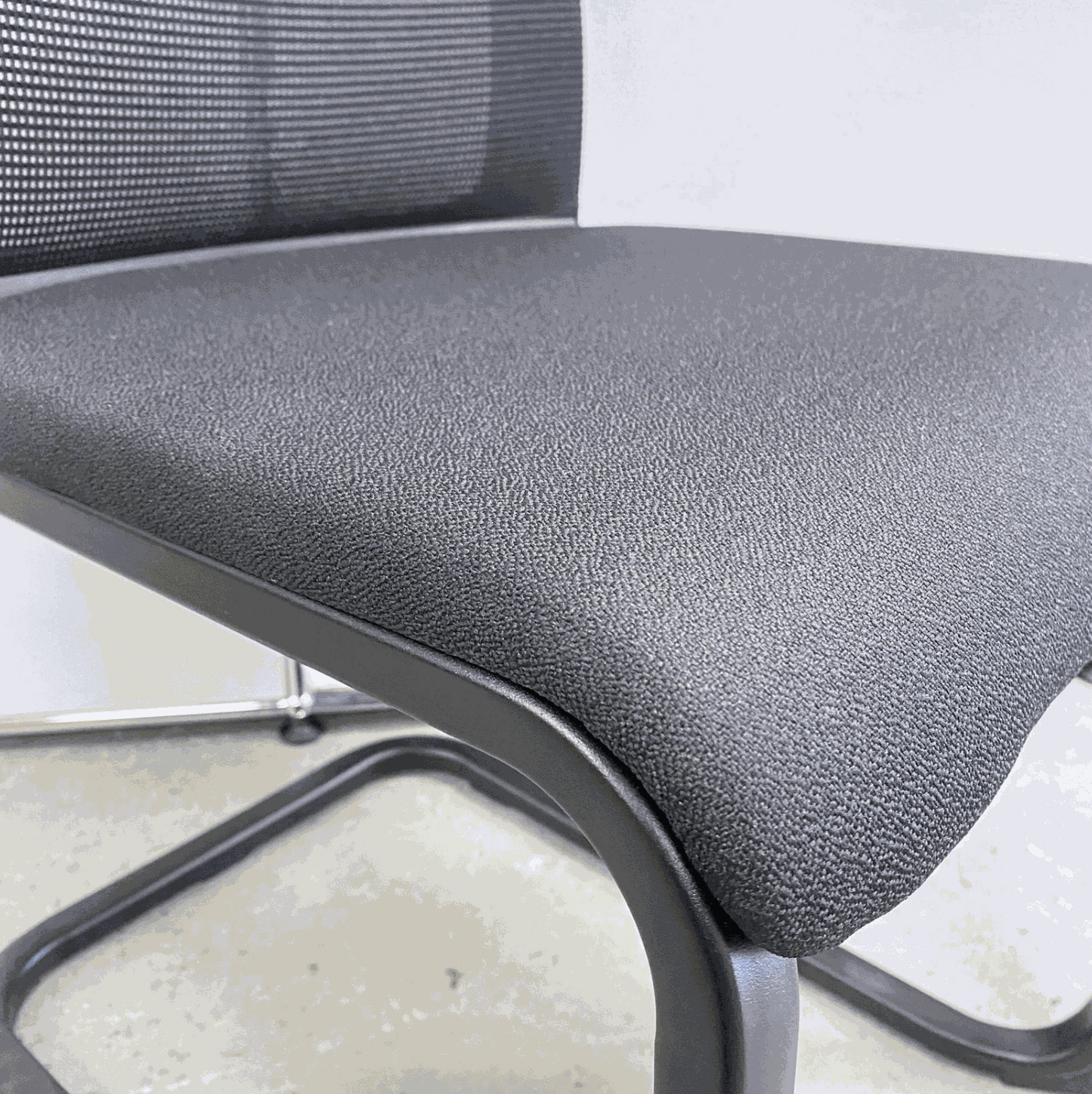 Close-up of the black cushioned seat and black frame of the Steelcase Northside Besprechungsstuhl meeting chair