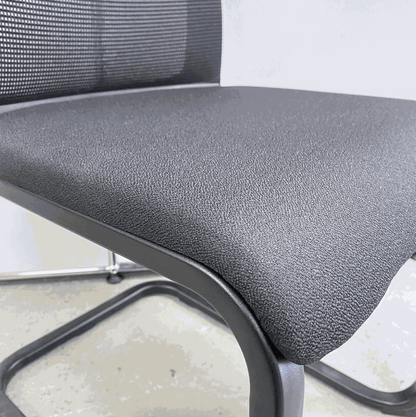Close-up of the black cushioned seat and black frame of the Steelcase Northside Besprechungsstuhl meeting chair