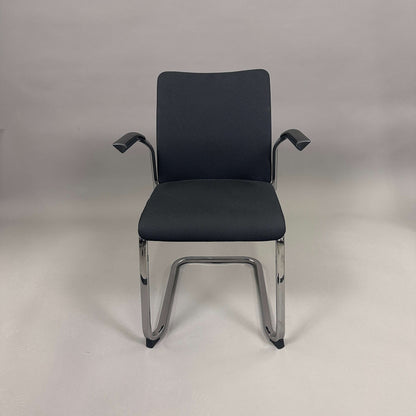 Steelcase Northside Besprechungsstuhl with black padded backrest and chrome frame, stackable office meeting chair