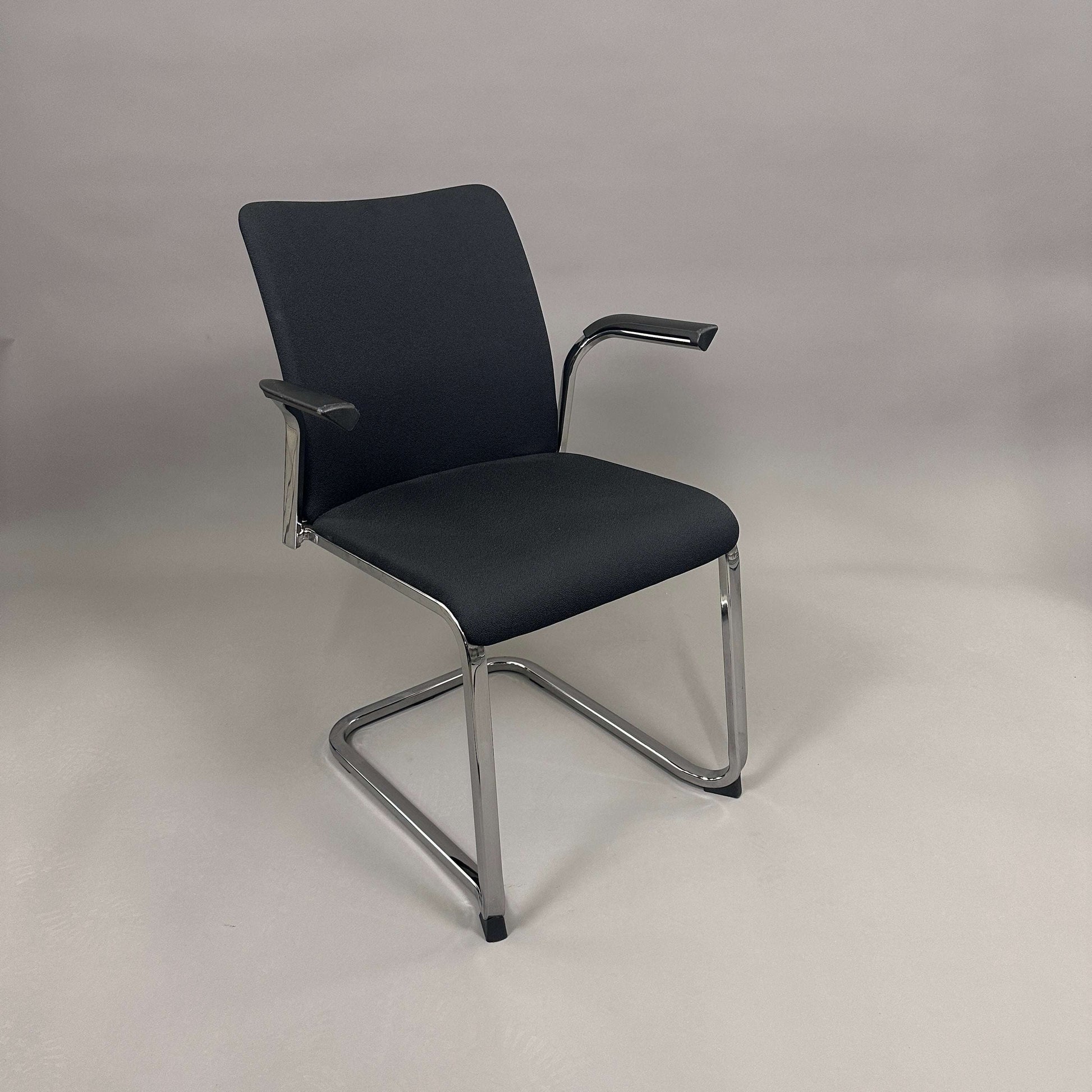 Steelcase Northside Besprechungsstuhl black padded meeting chair with chrome frame and armrests