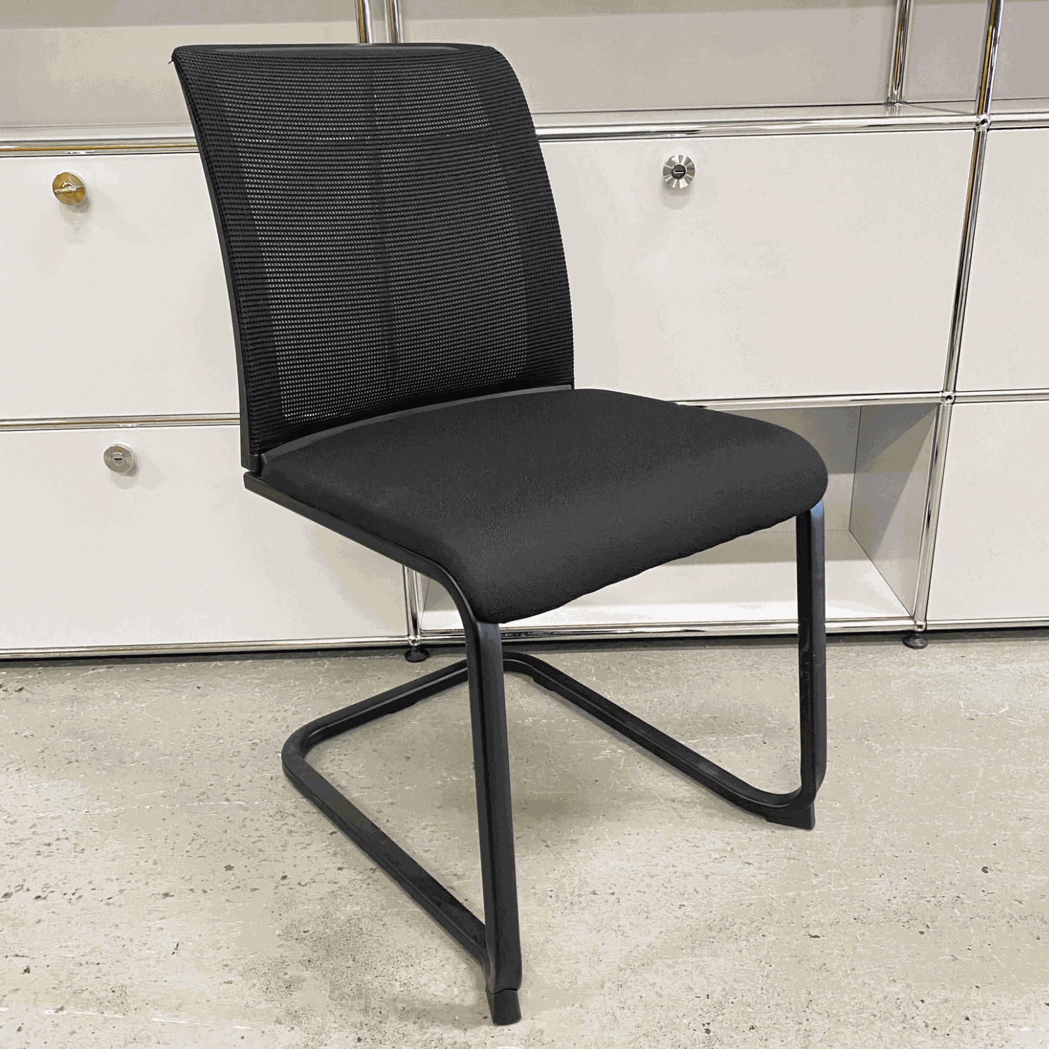 Steelcase Northside Besprechungsstuhl black meeting chair with mesh back and cushioned seat, stackable design