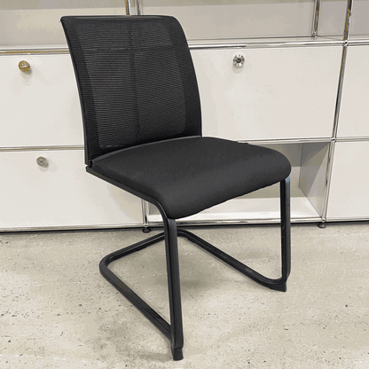 Steelcase Northside Besprechungsstuhl black meeting chair with mesh back and cushioned seat, stackable design