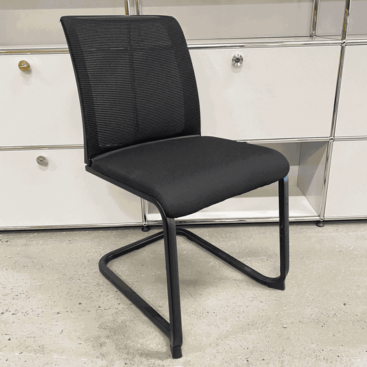 Steelcase Northside Besprechungsstuhl black meeting chair with mesh back and cushioned seat, stackable design